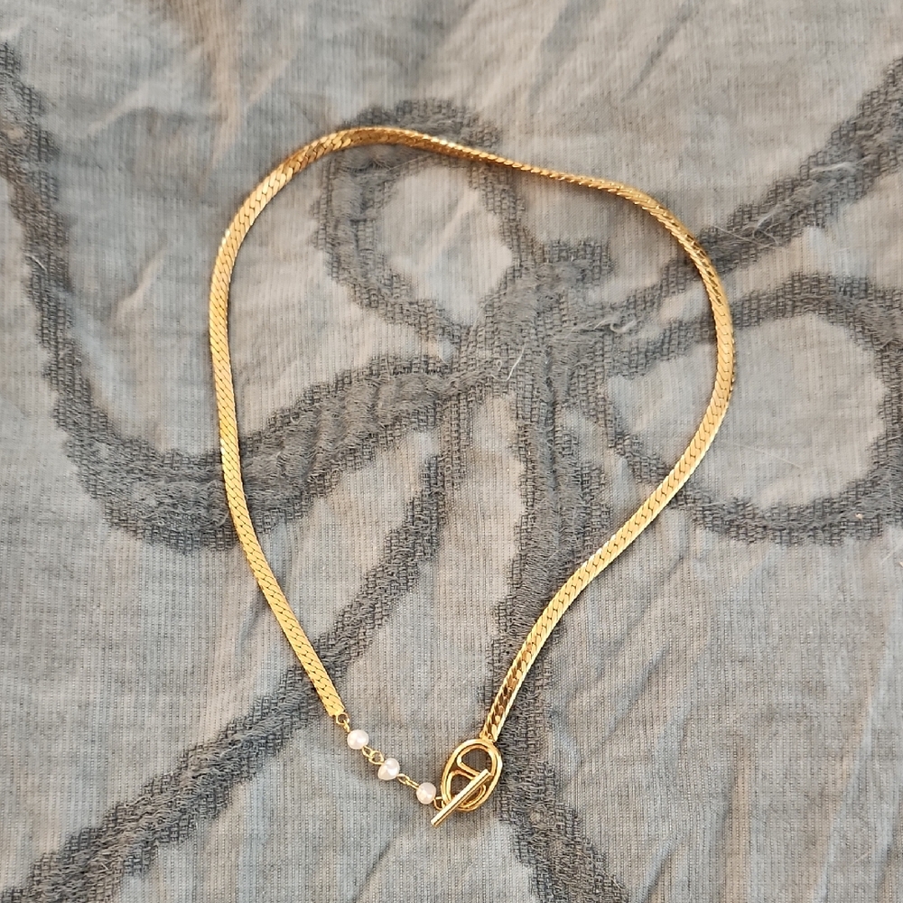 Elegant Gold Necklace with Pearl Accents